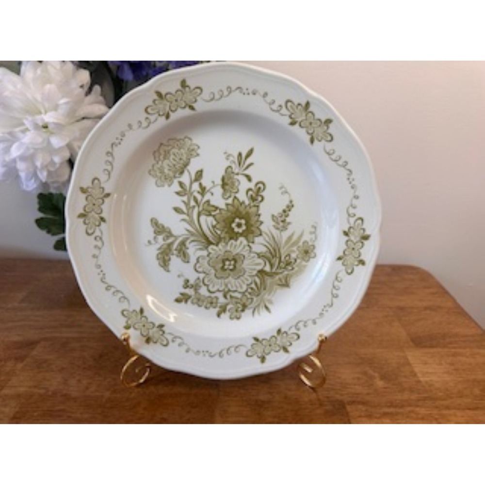 Royal Staffordshire Luncheon Plate – Hathaway Ironstone by J&G‎ Meakin England
